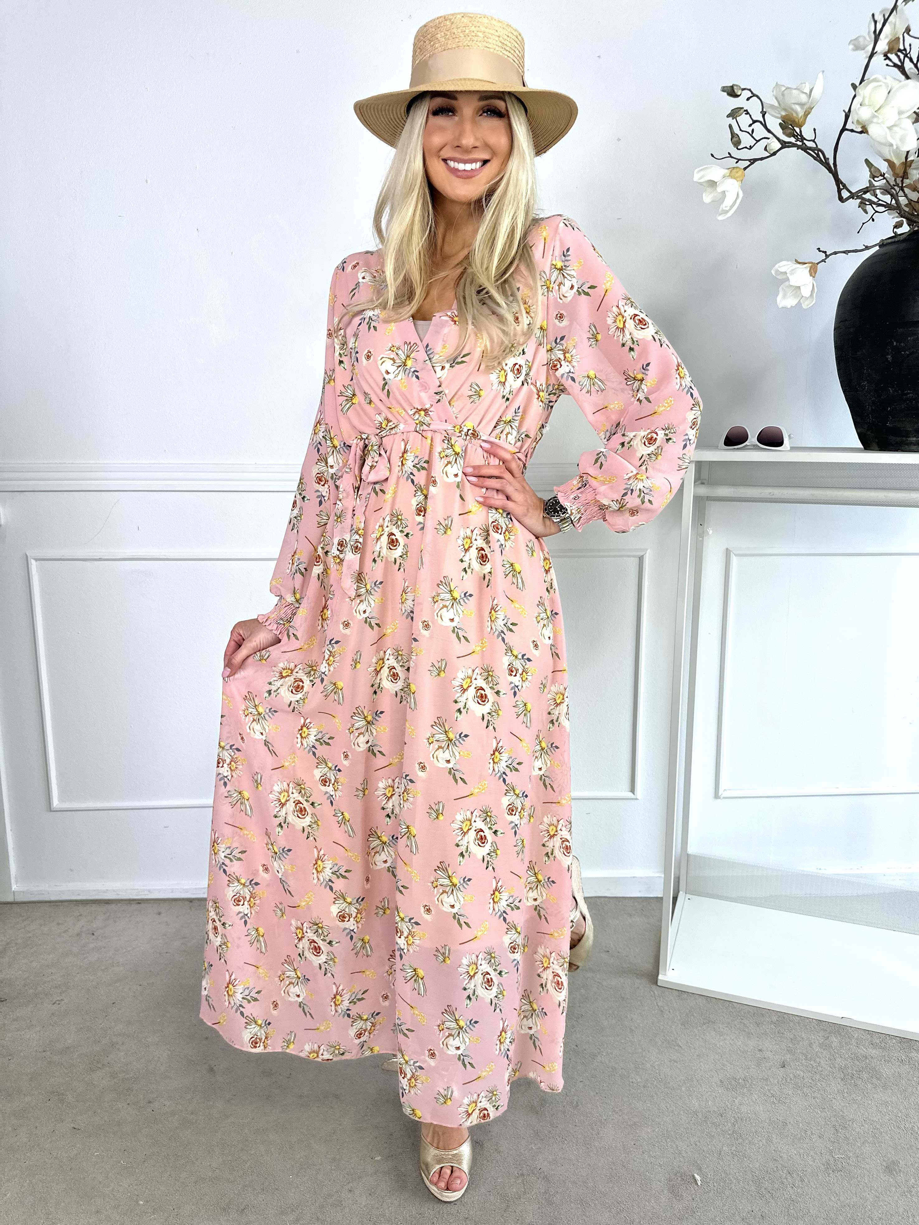 Zola - Lang kjole med blomster og semi-transparente ærmer